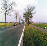 847413 Gezicht over de Meerndijk (onderdeel van de S19, de secundaire provinciale weg De Meern-Oudewater) in de ...